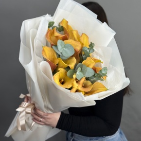 Букет из 17 оранжевых калл с эвкалиптом в Балашихе