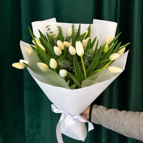 Букет белых тюльпанов с эвкалиптом в Балашихе