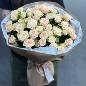 Нежный букет из 17 кремовых кустовых роз (60 см) в Балашихе