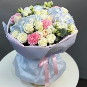 Букет "Джиа" из гортензий, кустовых роз и диантусов в Балашихе