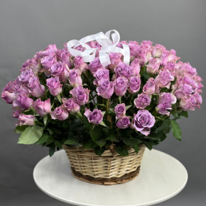 Композиция в корзине из 131 кенийской розы (40 см) в Балашихе