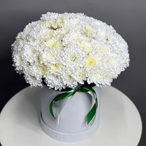 Композиция в шляпной коробке "Виолетта" из кустовых хризантем в Балашихе