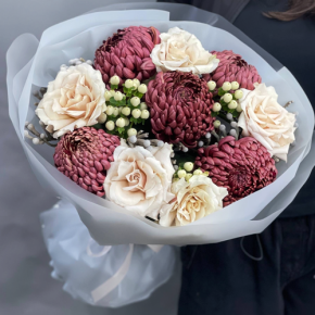 Букет "Всё что тебе касается" из хризантем Бигоуди, роз Эквадор Квиксенд и гиперикума в Балашихе