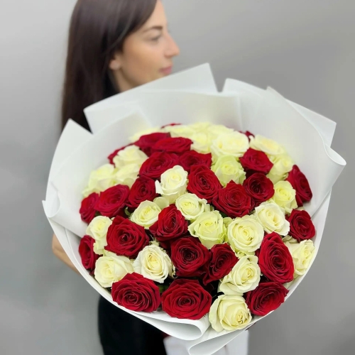Букет из 51 красно-белой розы 70 см в Балашихе