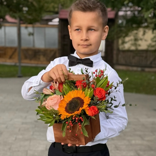 Деревянный ящик с подсолнухом, розами и калиной в Балашихе