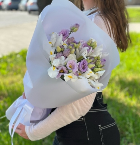 Букет "Вива ла дива" из эустом и ирисов в Балашихе