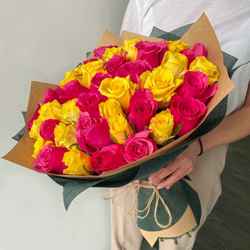 Букет из 51 малиновой и лимонной розы (40 см) в Балашихе