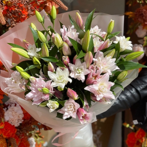 Букет из 11 ароматных пионовидных лилий в Балашихе