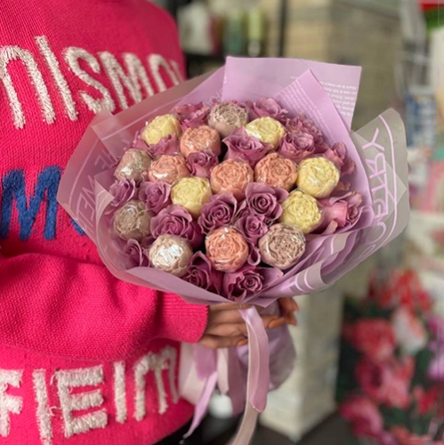 Букет из роз и шоколадных пионов в Балашихе