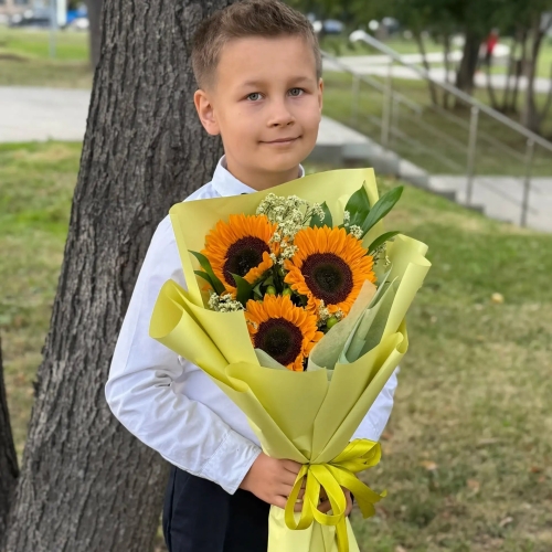 Букет на 1 сентября из 3 подсолнухов и лимониума в Балашихе