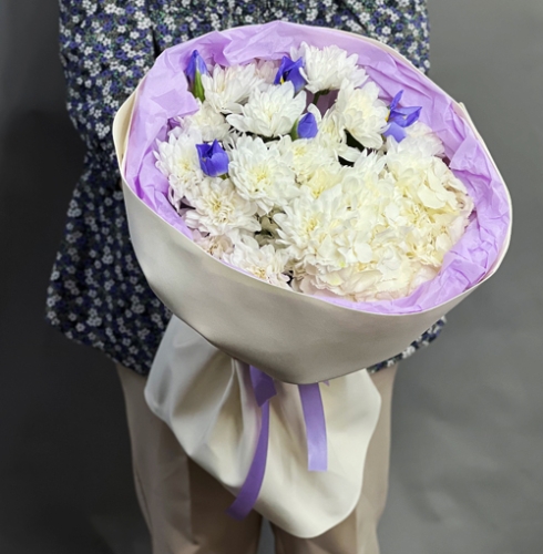 Букет "Грация" из ирисов, гортензии и кустовых хризантем в Балашихе