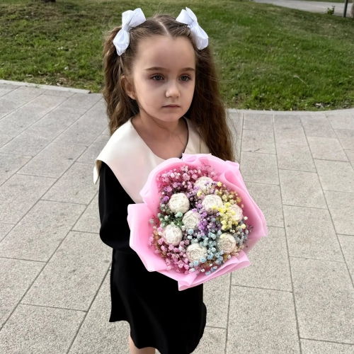Букет на 1 сентября из шоколадных пионов и радужной гипсофилы в Балашихе