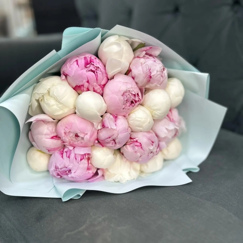 Микс из 19 бело-розовых пионов в Балашихе