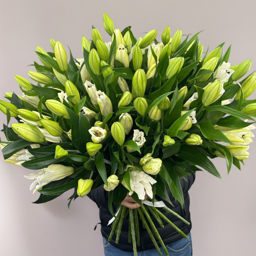 Объемный букет из 27 ароматных белых лилий в Балашихе