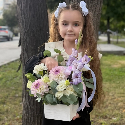 Композиция с георгинами на 1 сентября в белом ящике в Балашихе
