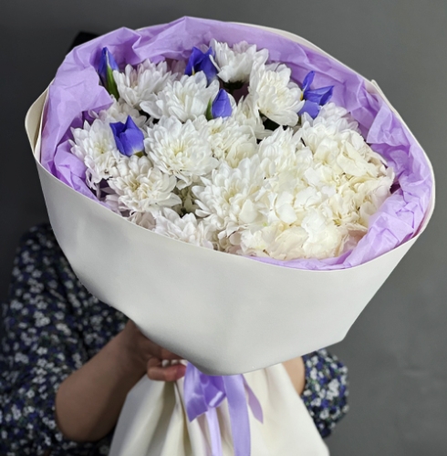 Букет "Грация" из ирисов, гортензии и кустовых хризантем в Балашихе