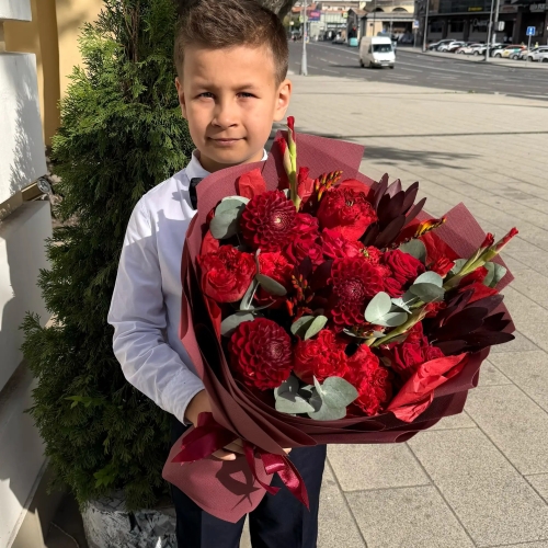 Букет с георгинами, розами и леукадендроном в Балашихе