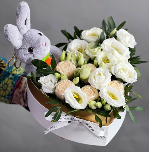 Композиция в коробке сердца из шоколадных пионов и эустом в Балашихе